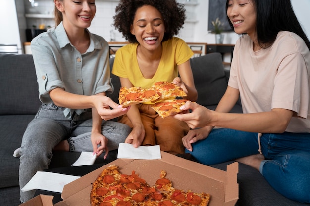 Foto grátis colegas de quarto compartilhando uma refeição juntos