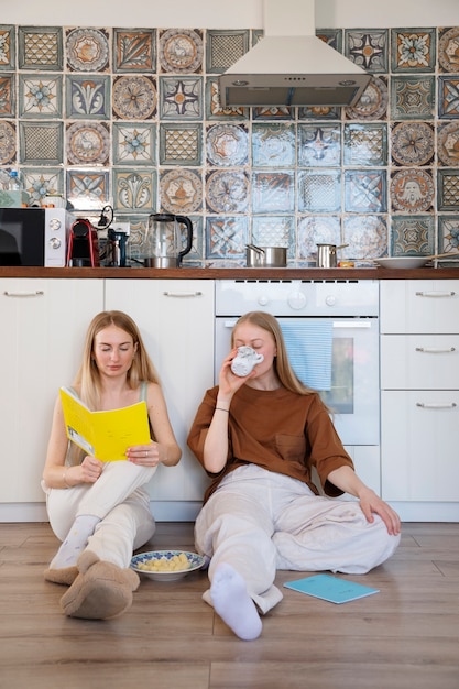 Foto grátis colegas de quarto de tiro completo deitados no chão