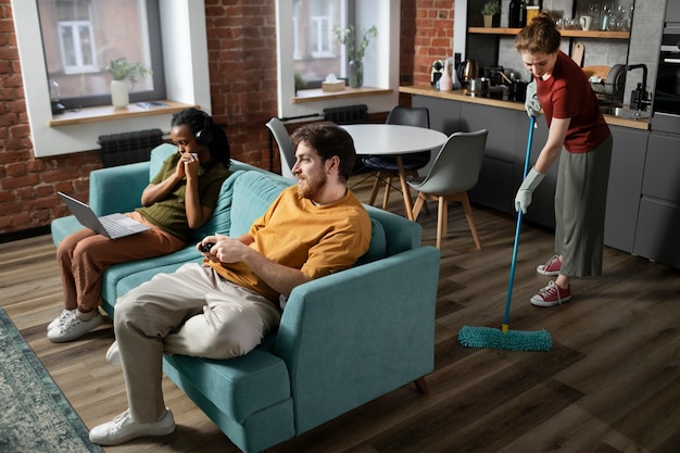 Colegas de quarto de tiro completo passando tempo dentro de casa