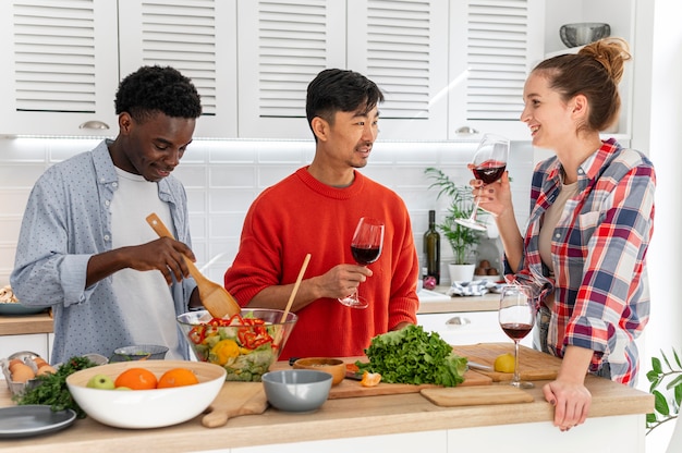 Foto grátis colegas de quarto em doses médias com taças de vinho