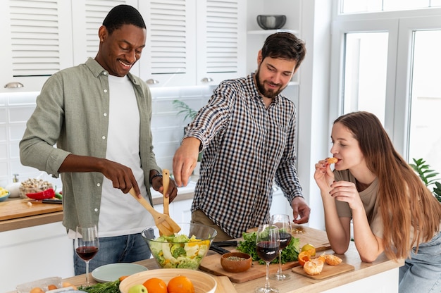 Colegas de quarto em tiro médio comendo juntos