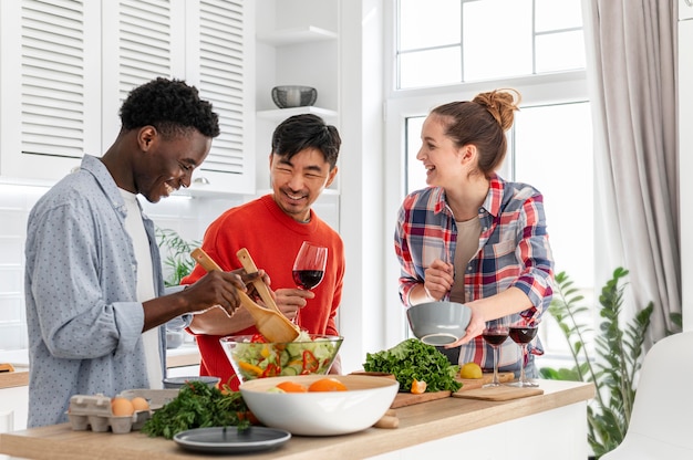 Foto grátis colegas de quarto felizes cozinhando