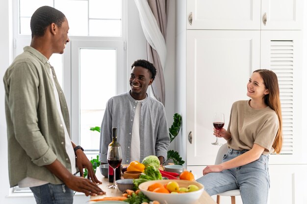 Colegas de quarto felizes dentro de casa com tiro médio