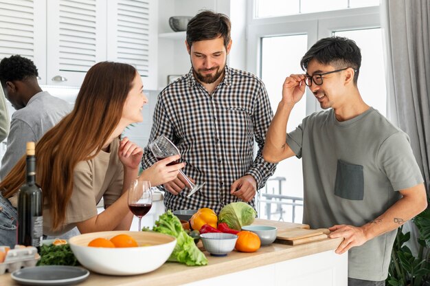 Colegas de quarto medianas em casa