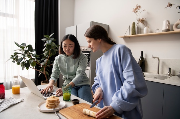 Foto grátis colegas de quarto passando tempo juntos