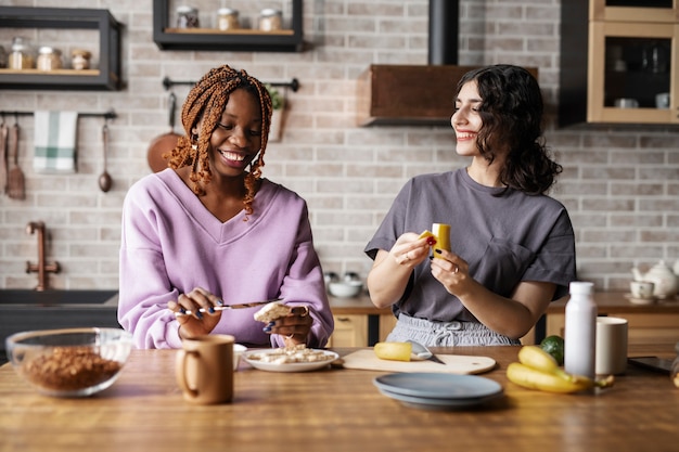 Foto grátis colegas de quarto passando tempo juntos