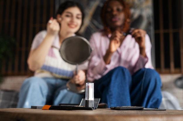 Foto grátis colegas de quarto passando tempo juntos