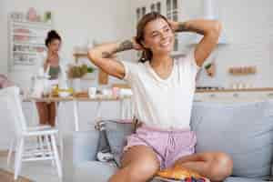 Foto grátis colegas de quarto sorridentes em casa média