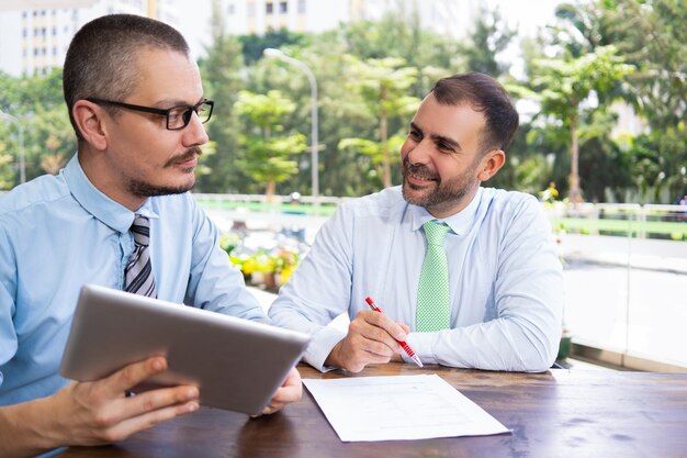 Colegas de sucesso positivos, discutindo o projeto