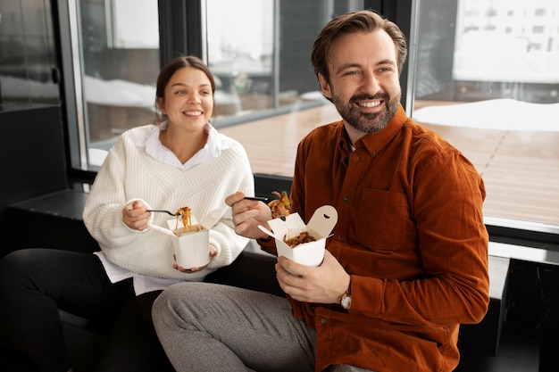 Foto grátis colegas de tiro médio comendo macarrão