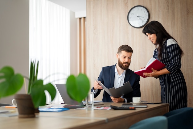 Foto grátis colegas de tiro médio discutindo trabalho