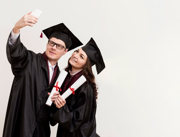 Colegas de tiro médio tomando selfie