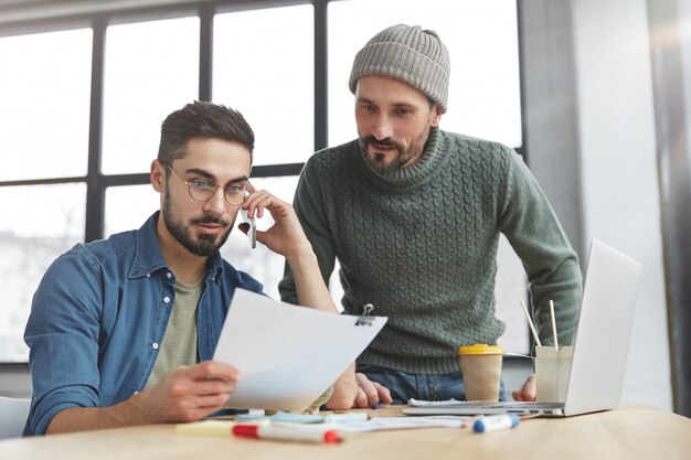 Colegas de trabalho almoçando no escritório