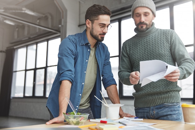 Colegas de trabalho almoçando no escritório