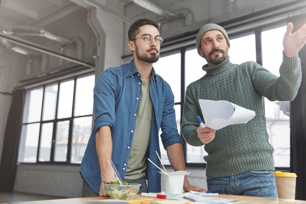 Colegas de trabalho almoçando no escritório