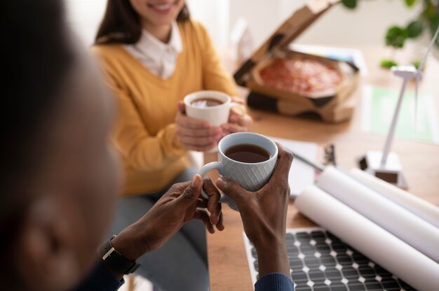 Colegas de trabalho almoçando