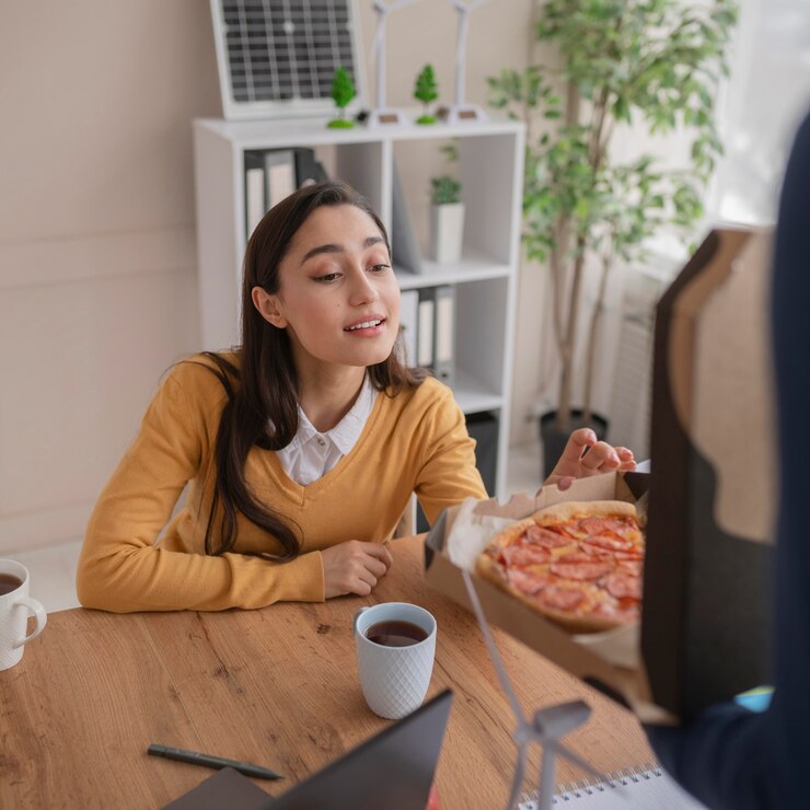Foto grátis colegas de trabalho almoçando