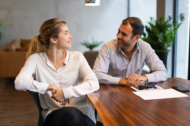 Colegas de trabalho bem sucedido feliz discutindo o projeto