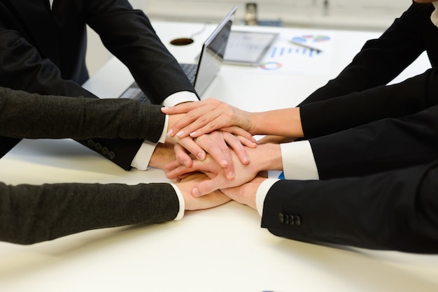 Colegas de trabalho com as mãos juntas