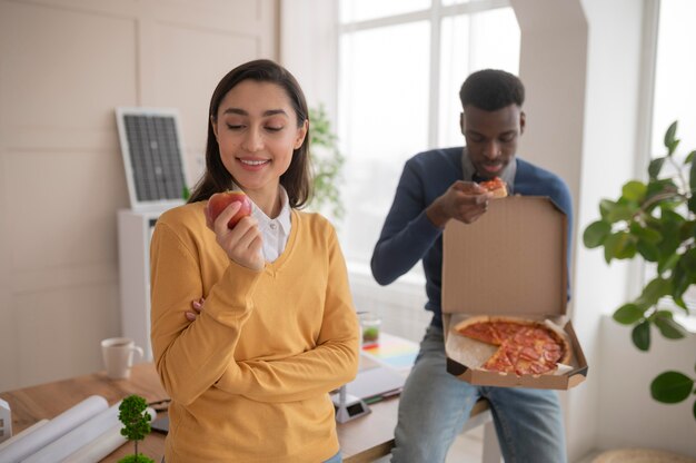 Colegas de trabalho comendo pizza