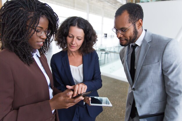 Colegas de trabalho, consultoria na Internet em dispositivos digitais