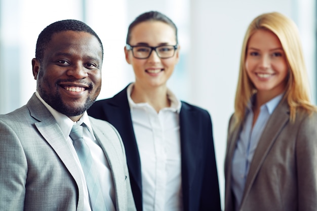 Foto grátis colegas de trabalho de sorriso após um dia de trabalho duro