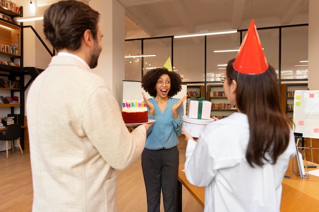 Colegas de trabalho de tiro médio comemorando