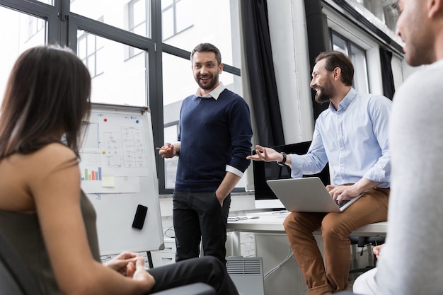 Foto grátis colegas de trabalho discutindo novas idéias