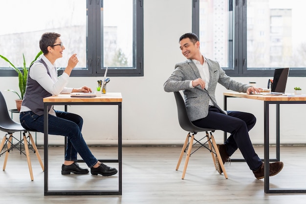 Foto grátis colegas de trabalho discutindo novo projeto no escritório