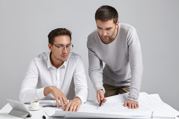 Colegas de trabalho do sexo masculino cuidando da papelada