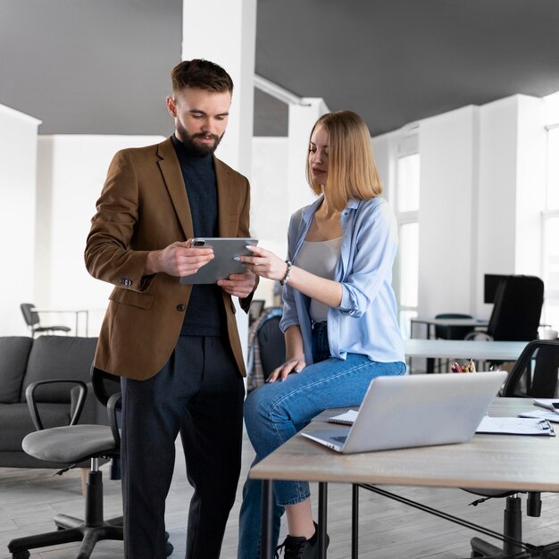 Colegas de trabalho em reunião de trabalho no escritório