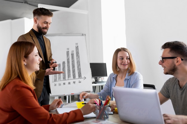 Foto grátis colegas de trabalho em reunião de trabalho