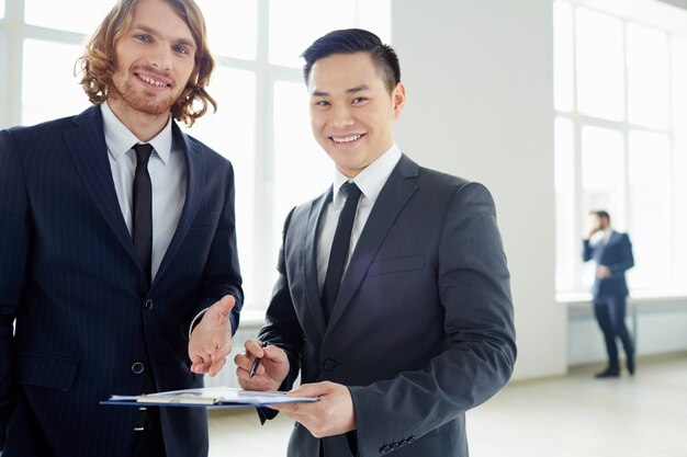 colegas de trabalho inteligentes de negociação