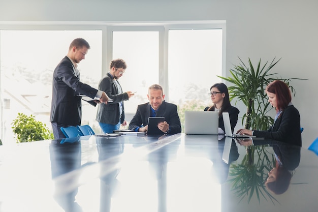 Foto grátis colegas de trabalho na sala de reunião no escritório