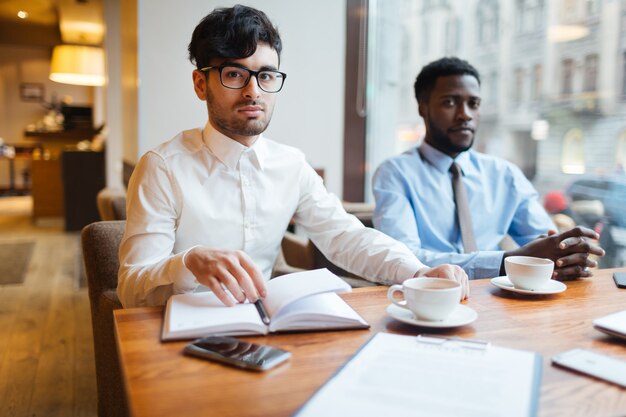 Colegas de trabalho no café