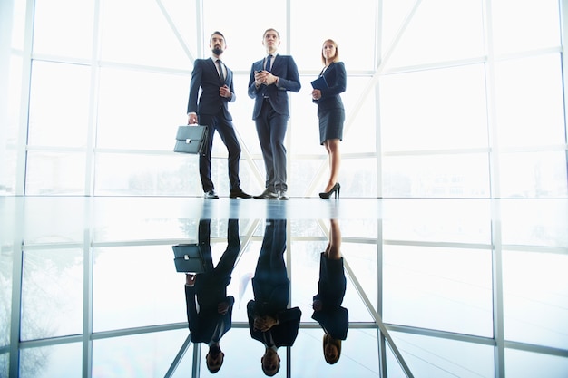 Foto grátis colegas de trabalho prontos para a reunião