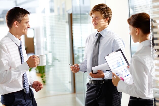 Colegas de trabalho que falam no escritório