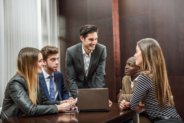 Colegas de trabalho que falam sobre a próxima conferência