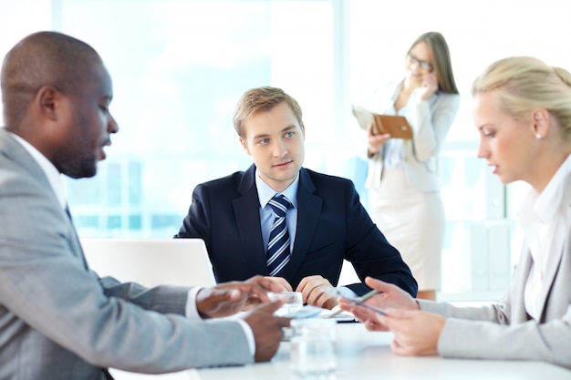 Foto grátis colegas de trabalho que fazem uma decisão