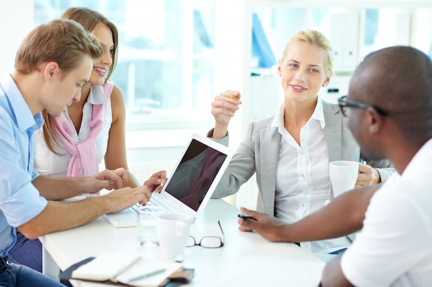 Colegas de trabalho que interagem