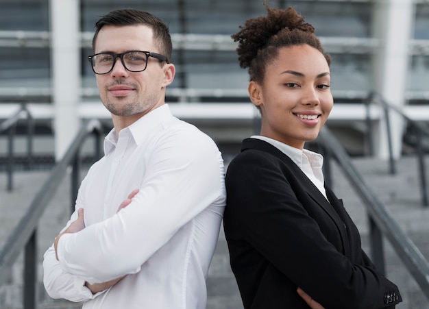 Colegas de trabalho que levantam o tiro médio