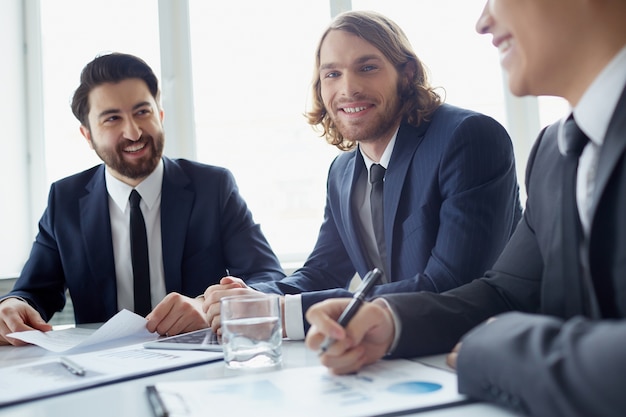 Colegas de trabalho que planejam uma estratégia