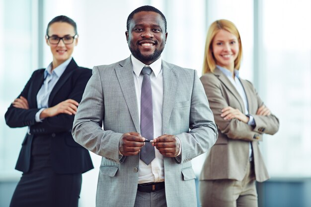 Colegas de trabalho que têm uma atitude positiva