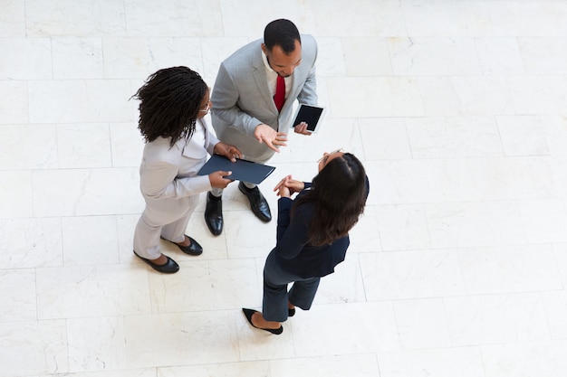 Colegas de trabalho, reunião no salão e discutir o projeto