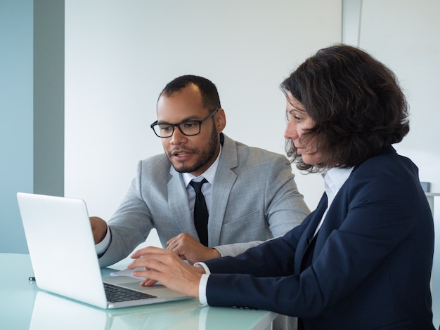 Colegas de trabalho, revisando e discutindo o relatório