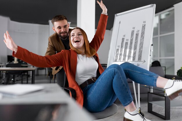 Colegas de trabalho se divertindo no escritório
