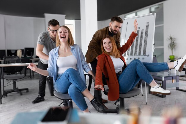 Colegas de trabalho se divertindo no escritório