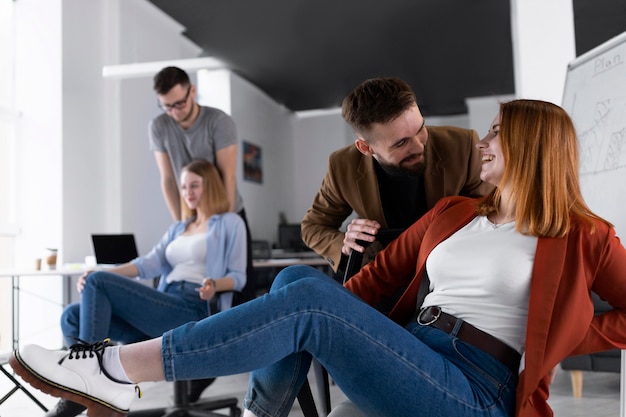 Colegas de trabalho se divertindo no escritório