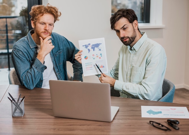 Foto grátis colegas de trabalho trabalhando em um laptop