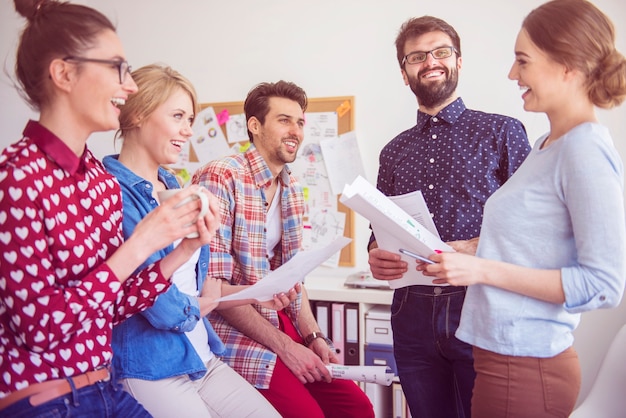 Colegas de trabalho trabalhando no escritório em um ambiente descontraído